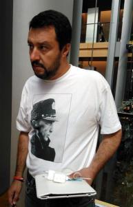 Matteo Salvini con la maglietta raffigurante il leader russo Vladimir Putin a Strasburgo, 9 giugno 2015. ANSA