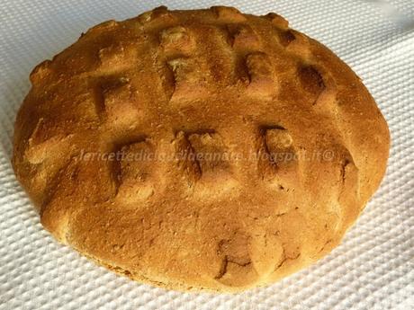 Pagnotta con farina integrale, fiocchi d'avena e lievito madre