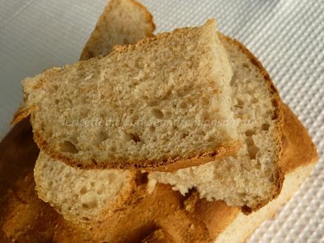 Pagnotta con farina integrale, fiocchi d'avena e lievito madre