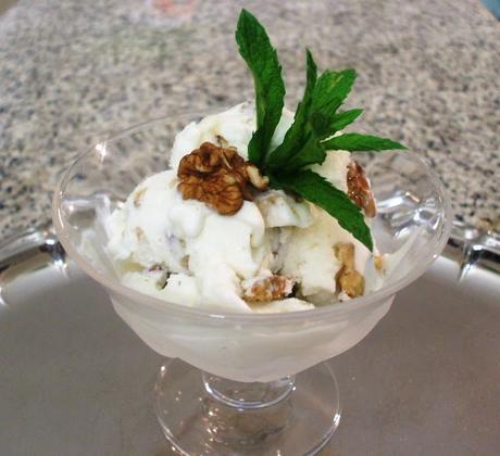 Gelato yogurt, miele e noci