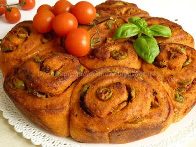 Roselline di pane alla pizzaiola, con olive verdi e lievito madre