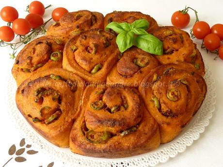 Roselline di pane alla pizzaiola, con olive verdi e lievito madre