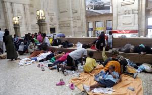 questione immigrazione - bivacco alla stazione di Milano