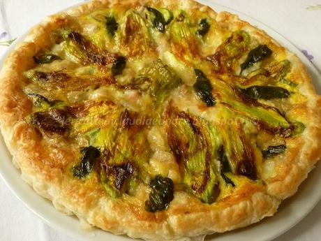 Quiche veloce con prosciutto, mozzarella, zucchine e fiori