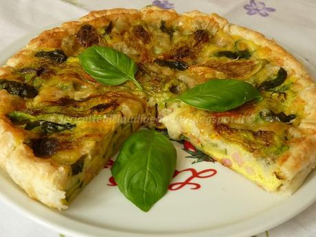 Quiche veloce con prosciutto, mozzarella, zucchine e fiori