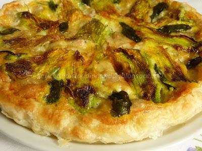 Quiche veloce con prosciutto, mozzarella, zucchine e fiori