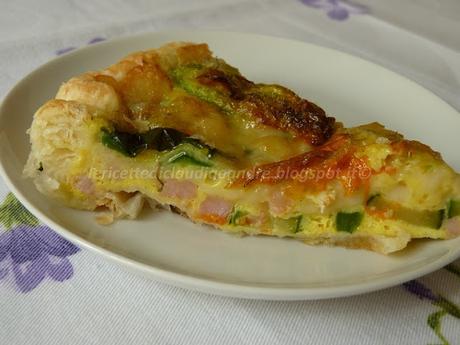 Quiche veloce con prosciutto, mozzarella, zucchine e fiori