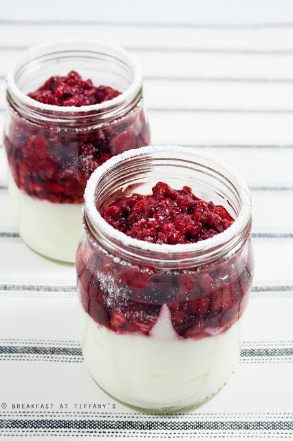 Bicchierini di yogurt greco e lamponi / Small cups with greek yogurt and raspberries