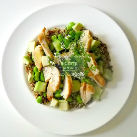 Insalata di quinoa, pollo arrosto e fave