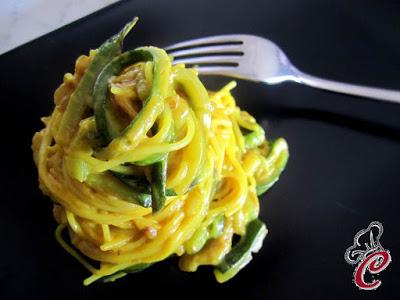 Spaghetti di riso basmati alle zucchine in crema di zafferano: i ritorni che colpiscono e conquistano