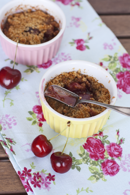 [Rubrica di #unafiabaincucina]: Crumble estivo alle ciliegie