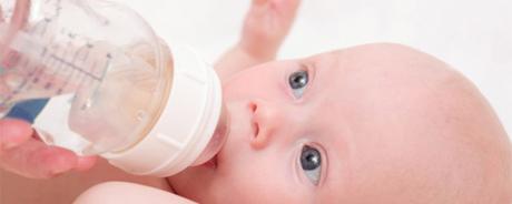 Biberon per il neonato: è meglio di vetro o plastica