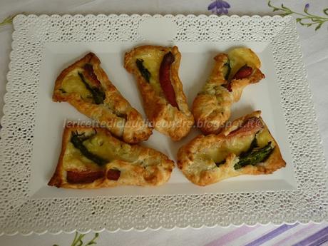 Sfogliatine con asparagi, emmental e wurstel