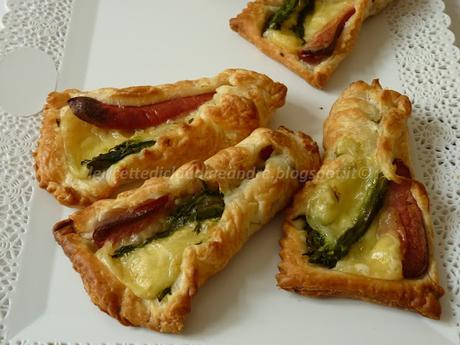 Sfogliatine con asparagi, emmental e wurstel