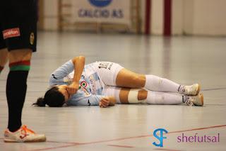 Lucileia in lacrime è costretta ad uscire dopo l'infortunio al ginocchio