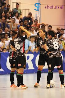 Blanco, Exana, Bisognin e Neka parlano in campo prima di un calcio di punizione