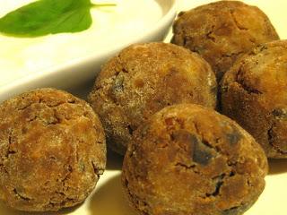 Ricetta: Polpette di melanzane al forno con salsa allo yogurt greco