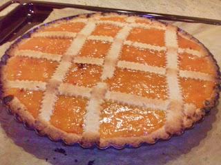 Crostata primaverile con albicocche caramellate