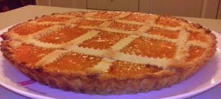 Crostata primaverile con albicocche caramellate