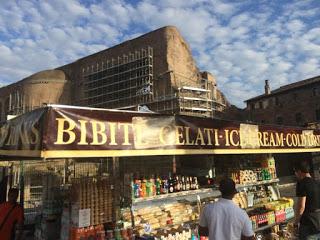 Manca una settimana. Tra 7 giorni urtisti e camion-bar in centro
dovranno togliersi dai cogliomberi. Sarà la volta buona?