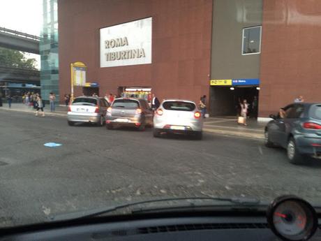 Ecco le foto esclusive dei veri profughi invasori alla Stazione Tiburtina. Quando ce ne libereremo?