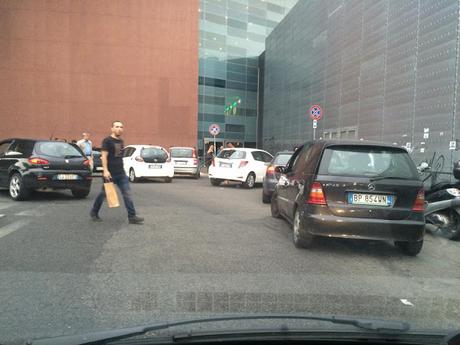 Ecco le foto esclusive dei veri profughi invasori alla Stazione Tiburtina. Quando ce ne libereremo?