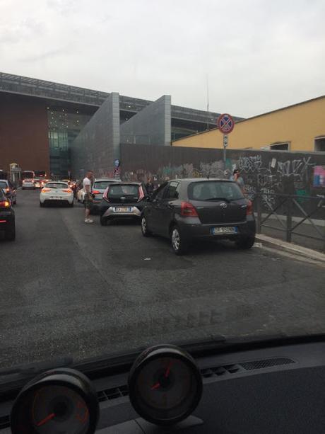 Ecco le foto esclusive dei veri profughi invasori alla Stazione Tiburtina. Quando ce ne libereremo?