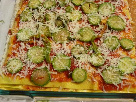 Pasta al forno con pomodoro e zucchine con fiori