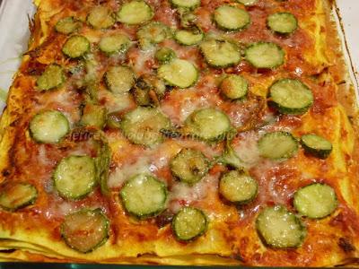 Pasta al forno con pomodoro e zucchine con fiori