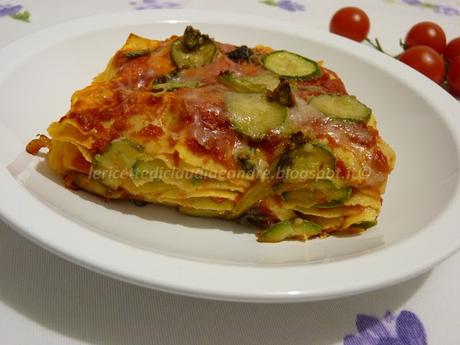 Pasta al forno con pomodoro e zucchine con fiori