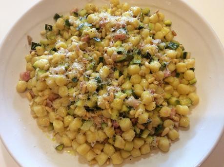 GNOCCHETTI CON ZUCCHINE PANCETTA PINOLI