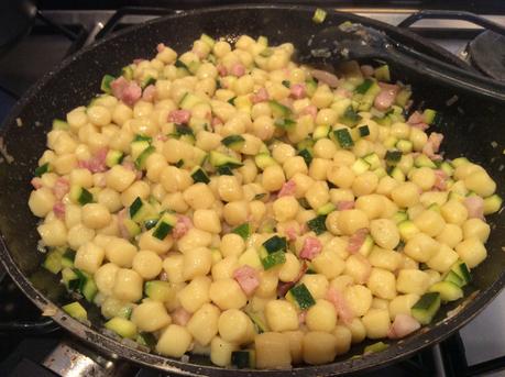 GNOCCHETTI CON ZUCCHINE PANCETTA PINOLI