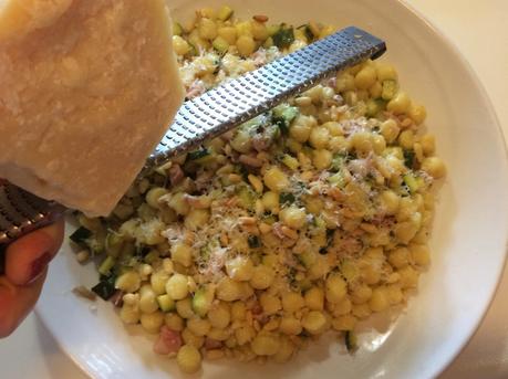 GNOCCHETTI CON ZUCCHINE PANCETTA PINOLI