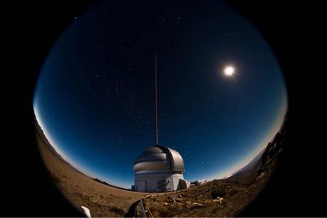 Il telescopio Gemini Sud durante la notte tra il 21 e il 22 gennaio 2011. Crediti: Gemini Observatory/AURA