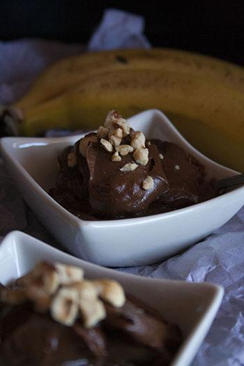 Mousse al cioccolato con avocado e banana