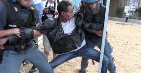 Ventimiglia: La polizia Italiana blocca immigrati al confine francese.
