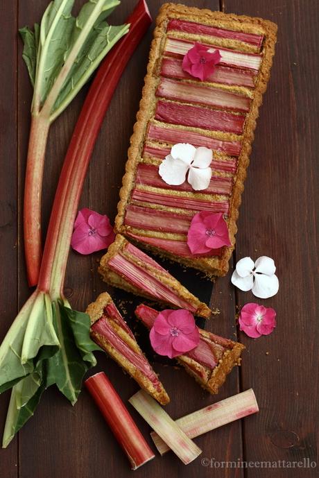 Crostata di frolla al mascarpone con rabarbaro e crema di mandorle