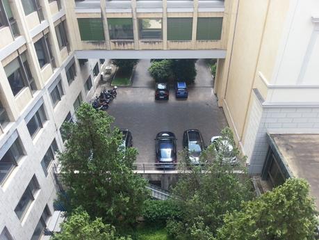 Singolare storia a Piazza Mastai. I dipendenti dell'Autorità per i Trasporti non devono cercare posto. Arrivati nei nuovi uffici hanno subito chiesto il postomaghina, proprio loro...