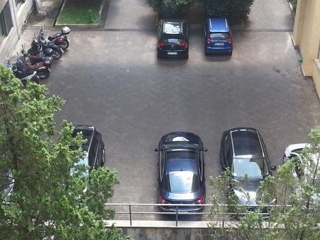 Singolare storia a Piazza Mastai. I dipendenti dell'Autorità per i Trasporti non devono cercare posto. Arrivati nei nuovi uffici hanno subito chiesto il postomaghina, proprio loro...