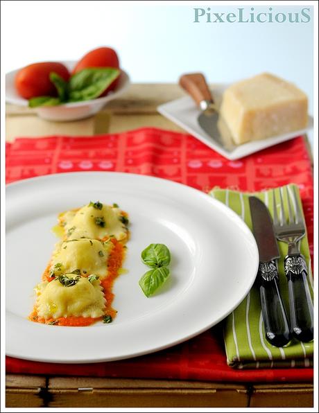 Ravioli Ripieni di Parmigiano Reggiano e Stracciatella di Bufala su Crema di Pomodori Freschi