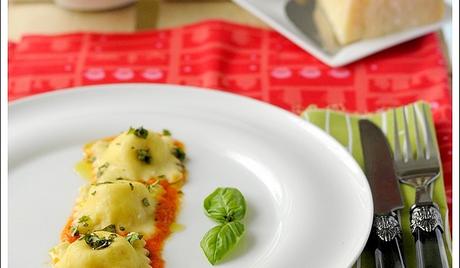 Ravioli Ripieni di Parmigiano Reggiano e Stracciatella di Bufala su Crema di Pomodori Freschi