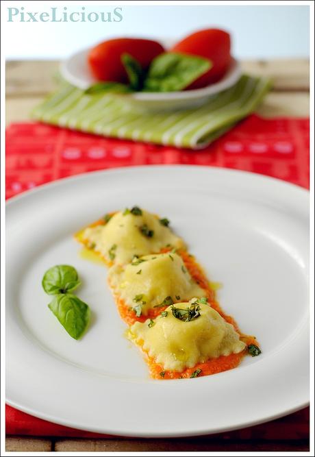 Ravioli Ripieni di Parmigiano Reggiano e Stracciatella di Bufala su Crema di Pomodori Freschi