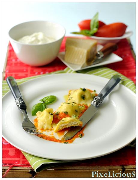 Ravioli Ripieni di Parmigiano Reggiano e Stracciatella di Bufala su Crema di Pomodori Freschi