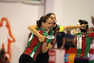 Uveges festeggiata da Blanco dopo il primo gol della Ternana nella finale scudetto con la Lazio