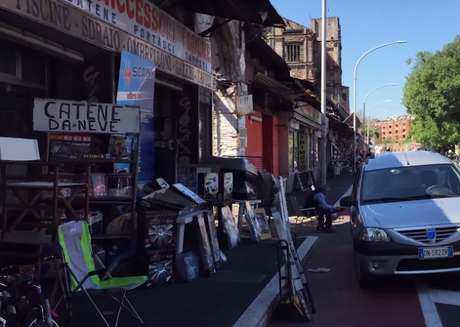 E ce la pigliamo coi campi rom? I venditori di ricambi della Portuense peggio che in una favela: fanno le barricate contro la Polizia. Ecco il video di quando ci urlarono contro