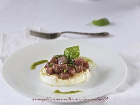 Mozzarella di bufala tartare di tonno e basilico