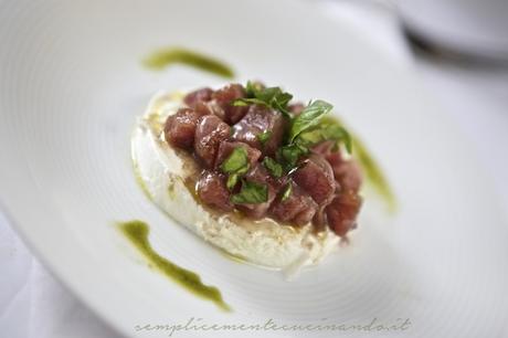 Mozzarella di bufala tartare di tonno e basilico