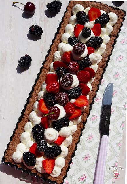 Crostata al cacao con crema di mascarpone, fragole, more e ciliege