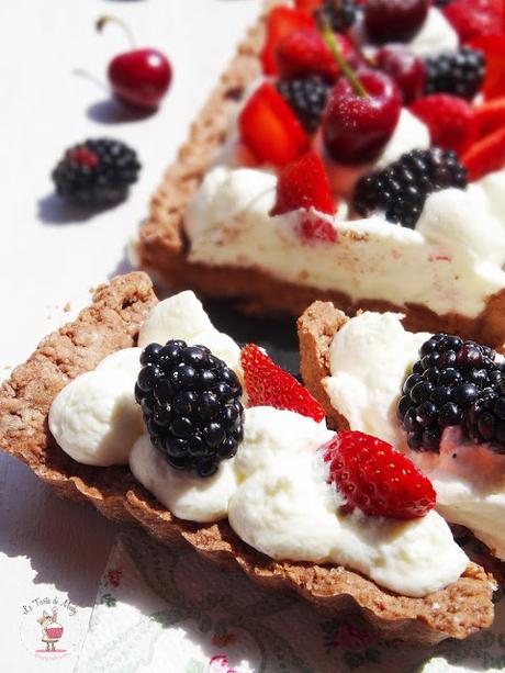 Crostata al cacao con crema di mascarpone, fragole, more e ciliege