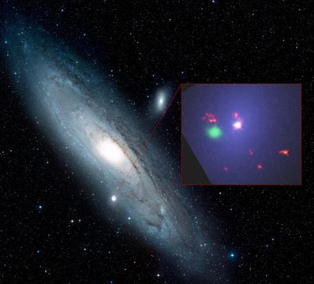La galassia M32 è un piccolo satellite della gigante a spirale Andromeda (M31), come si vede in questa immagine a luce visibile. L'inserto è un'immagine combinata radio/ottica/raggi X di M32. La luce diffusa viola è l'emissione ottica di M32. L'oggetto bianco nel riquadro è il centro di M32, dove si osservano le emissioni radio e nei raggi X. In rosso gli oggetti che emettono in radio, tra cui una coppia di presunte nebulose planetarie (a sinistra), e in verde un oggetto con un'intensa emissione nei raggi X. Crediti: Bill Saxton, NRAO/AUI/NSF; Yang et al .; NASA, ESA, Digitized Sky Survey 2; Davide Demartin